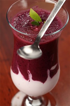 simsearch:659-08905504,k - Fresh blueberry milk shake with sour cream. Shallow DOF Foto de stock - Super Valor sin royalties y Suscripción, Código: 400-05293058
