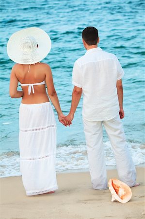 simsearch:400-04427380,k - Rear view of romantic couple near the ocean Photographie de stock - Aubaine LD & Abonnement, Code: 400-05293149