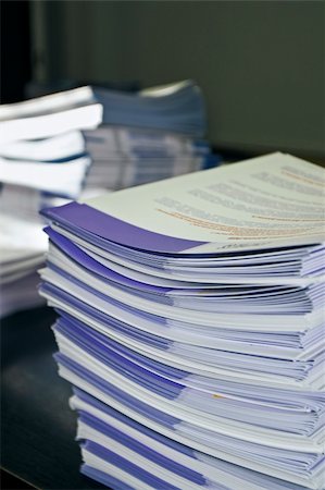 simsearch:400-04747535,k - Piles of handout papers lying on a table. Foto de stock - Super Valor sin royalties y Suscripción, Código: 400-05293491
