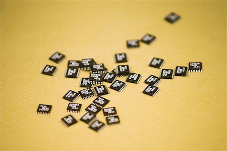 simsearch:695-05774962,k - A heap of microchips lying on a table. Stockbilder - Microstock & Abonnement, Bildnummer: 400-05293507