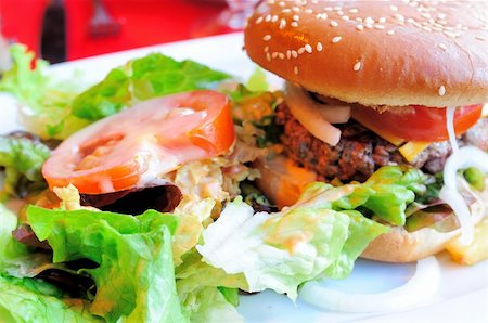simsearch:400-04331205,k - Cheese burger-American cheese burger with fresh salad Foto de stock - Royalty-Free Super Valor e Assinatura, Número: 400-05293926