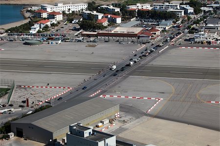 The runway of Gibraltar airport can be seen It forms the frontier between the British colony and Spain Fotografie stock - Microstock e Abbonamento, Codice: 400-05304529