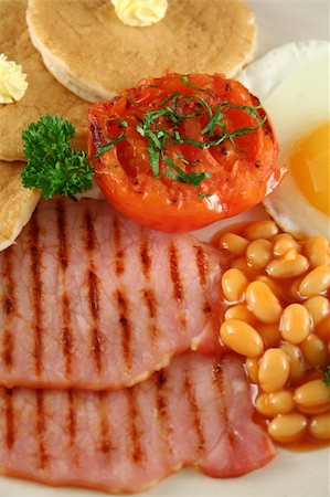 simsearch:400-04055000,k - Breakfast of grilled bacon, tomato, egg, baked beans and pancakes. Photographie de stock - Aubaine LD & Abonnement, Code: 400-05304545