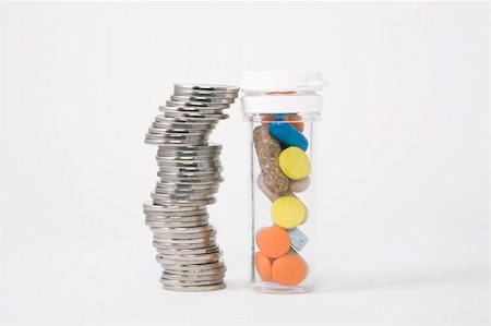 simsearch:630-06724082,k - piled up money next to a bottle of colored pills Fotografie stock - Microstock e Abbonamento, Codice: 400-05304923