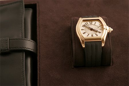 simsearch:614-06402951,k - front view of black strap and gold watch Stockbilder - Microstock & Abonnement, Bildnummer: 400-05304957