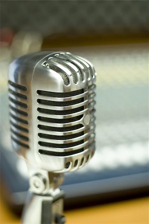 front view of vintage microphone in music studio Foto de stock - Super Valor sin royalties y Suscripción, Código: 400-05305047