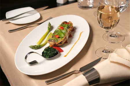 simsearch:400-07620488,k - restaurant table with fish asparagus and spinach plate Stockbilder - Microstock & Abonnement, Bildnummer: 400-05305078