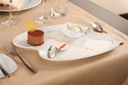 simsearch:400-05314546,k - restaurant table with dessert plate Foto de stock - Super Valor sin royalties y Suscripción, Código: 400-05305071