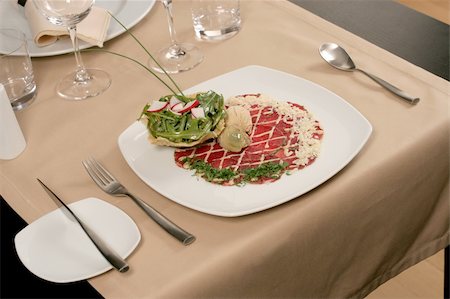 simsearch:400-08070576,k - restaurant table with meal plate Foto de stock - Super Valor sin royalties y Suscripción, Código: 400-05305072