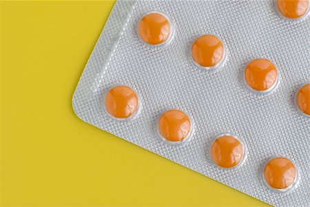 simsearch:400-05135660,k - Close-up of a pack of orange pills on yellow background. Stockbilder - Microstock & Abonnement, Bildnummer: 400-05305174