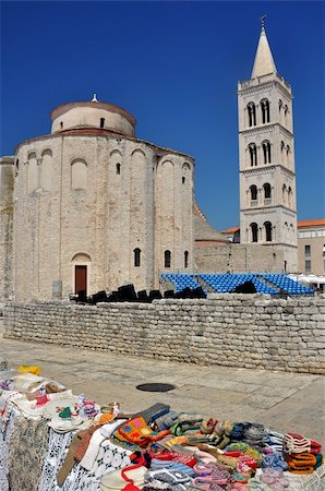 flea market in front of Saint Donatus church (croatian: Crkva sv. Donata) in Zadar, Croatia. Photographie de stock - Aubaine LD & Abonnement, Code: 400-05305593