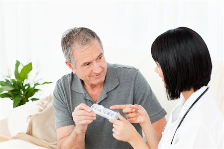 simsearch:400-04809124,k - Nurse showing pills to her patient Stockbilder - Microstock & Abonnement, Bildnummer: 400-05306083