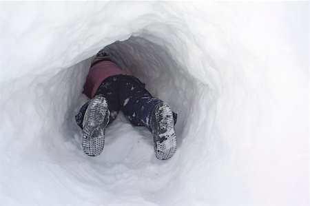 simsearch:400-05306863,k - Child playing in snow tunnel Fotografie stock - Microstock e Abbonamento, Codice: 400-05306867