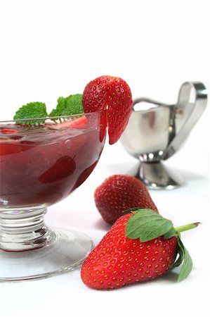 porridge and berries - Red fruit jelly with strawberries and sauce Vanilli Stock Photo - Budget Royalty-Free & Subscription, Code: 400-05307000