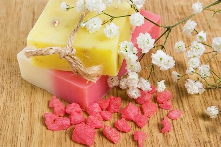 Natural handmade herbal soap, aromatic bath salt and flower Fotografie stock - Microstock e Abbonamento, Codice: 400-05307283