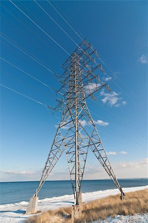 simsearch:400-04838002,k - An electrical transmission tower carrying high voltage lines beside a lake in winter. Foto de stock - Royalty-Free Super Valor e Assinatura, Número: 400-05307476