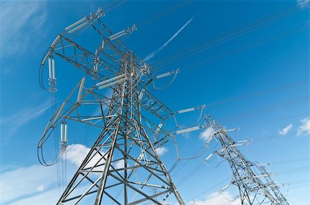 simsearch:400-04838002,k - A line of electrical transmission towers carrying high voltage lines. Foto de stock - Royalty-Free Super Valor e Assinatura, Número: 400-05307480