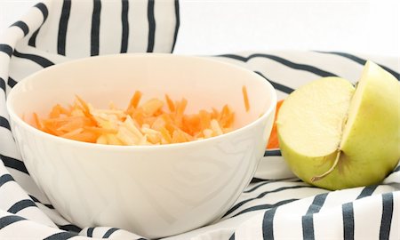 danicek (artist) - Close up view of grated carrot and apple in white bowl Foto de stock - Super Valor sin royalties y Suscripción, Código: 400-05307955