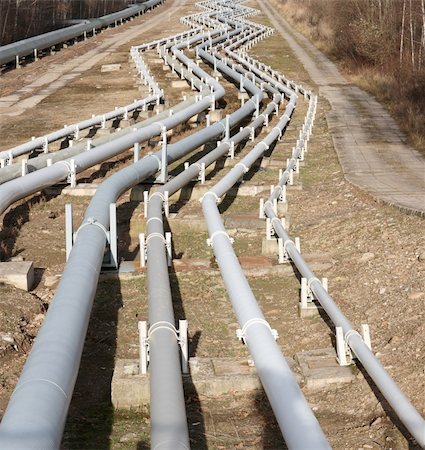 danicek (artist) - View of pipelines leading to the horizon with power-plant Foto de stock - Super Valor sin royalties y Suscripción, Código: 400-05307950