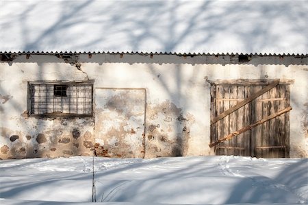 simsearch:400-04978863,k - Wooden gates of an old bricks and stones building Stock Photo - Budget Royalty-Free & Subscription, Code: 400-05308458