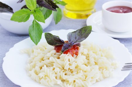 simsearch:400-04341378,k - vermicelli with the sauce and the basil Fotografie stock - Microstock e Abbonamento, Codice: 400-05308925