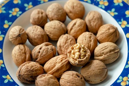 simsearch:400-05189183,k - Dry walnuts on a plate Foto de stock - Super Valor sin royalties y Suscripción, Código: 400-05309478