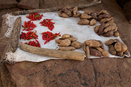 Spices and cassava (manioc) sold in a small village of Bankass - Dogons Land Fotografie stock - Microstock e Abbonamento, Codice: 400-05309691