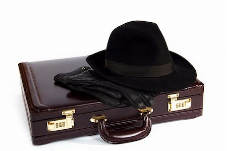 Suitcase with laying from above a hat and gloves on a white background Foto de stock - Super Valor sin royalties y Suscripción, Código: 400-05302576