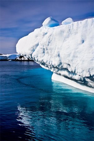 simsearch:400-05383454,k - Huge iceberg in Antarctica, blue sky, azure water, sunny day Foto de stock - Royalty-Free Super Valor e Assinatura, Número: 400-05302670