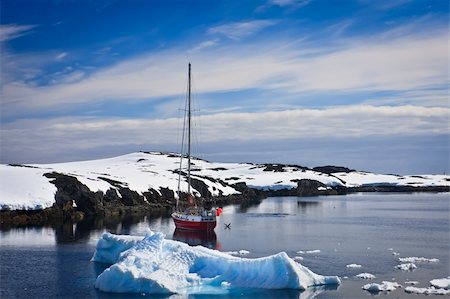 yacht sailing among the glaciers in Antarctica Photographie de stock - Aubaine LD & Abonnement, Code: 400-05302681