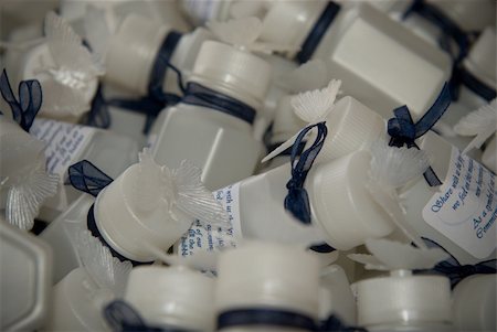 Confetti bubbles bottles with blue lint in a bowl in outside the wedding function Stockbilder - Microstock & Abonnement, Bildnummer: 400-05302916