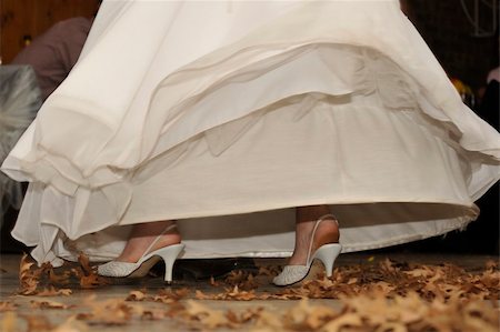 Bride walking on dead autumn leaves with shoes exposed Stockbilder - Microstock & Abonnement, Bildnummer: 400-05303365