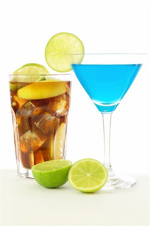 cocktail with blue curacao isolated on white background Foto de stock - Super Valor sin royalties y Suscripción, Código: 400-05303922