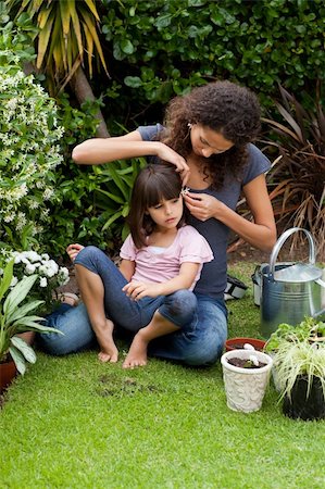 Mother and daughter working in the garden Foto de stock - Super Valor sin royalties y Suscripción, Código: 400-05314256