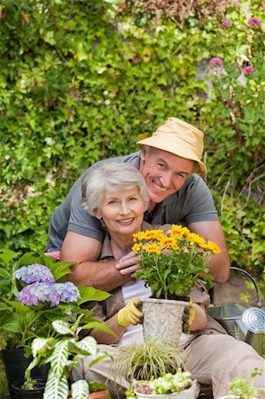 simsearch:400-05314664,k - Senior couple working in the garden Stock Photo - Budget Royalty-Free & Subscription, Code: 400-05314496