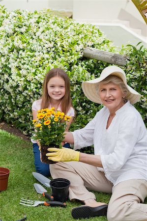 simsearch:400-05314669,k - Grandmother with her granddaughter working in the garden Photographie de stock - Aubaine LD & Abonnement, Code: 400-05314666