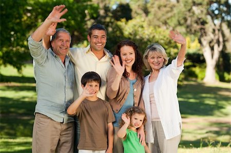 simsearch:400-04216385,k - Family looking at the camera in the park Foto de stock - Super Valor sin royalties y Suscripción, Código: 400-05315028