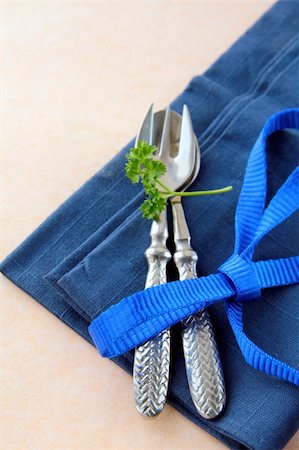 simsearch:400-05355610,k - Spoon and fork in textilein  blue  napkin with a sprig of parsley Photographie de stock - Aubaine LD & Abonnement, Code: 400-05315168