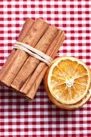 Dried Orange and Cinnamon Sticks on chequered cloth Photographie de stock - Aubaine LD & Abonnement, Code: 400-05315585