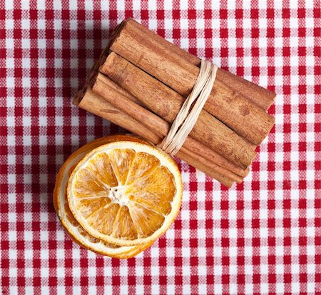 Dried Orange and Cinnamon Sticks on chequered cloth Photographie de stock - Aubaine LD & Abonnement, Code: 400-05315587