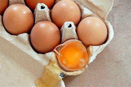 simsearch:400-04313912,k - brown eggs in cardboard box, one broken egg closeup Stockbilder - Microstock & Abonnement, Bildnummer: 400-05315869
