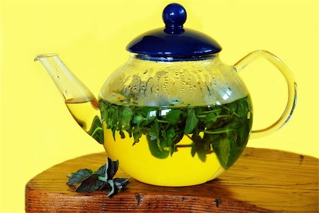mint herbal tea in glass teapot over yellow background Foto de stock - Super Valor sin royalties y Suscripción, Código: 400-05316446