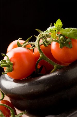 fräsen - photo of tomatoes inside a black mortar ready to be smashed for preparing tomatoe sauce Stockbilder - Microstock & Abonnement, Bildnummer: 400-05317152
