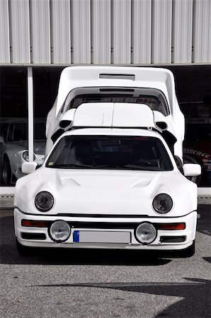 sloun (artist) - Historic sports car racing garage Lisbon, Portugal Stockbilder - Microstock & Abonnement, Bildnummer: 400-05317540