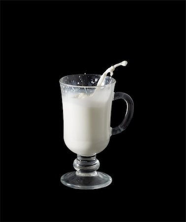 simsearch:859-03038178,k - Splash in a milk glass on black background Stockbilder - Microstock & Abonnement, Bildnummer: 400-05318418