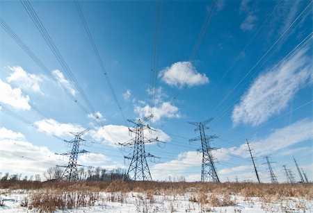 simsearch:400-04838002,k - A long line of electrical transmission towers carrying high voltage lines. Foto de stock - Royalty-Free Super Valor e Assinatura, Número: 400-05318907