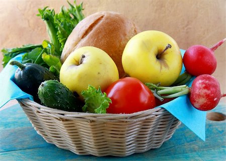 simsearch:400-05194830,k - picnic basket full of fresh food bread, fruit and vegetables Stockbilder - Microstock & Abonnement, Bildnummer: 400-05319176