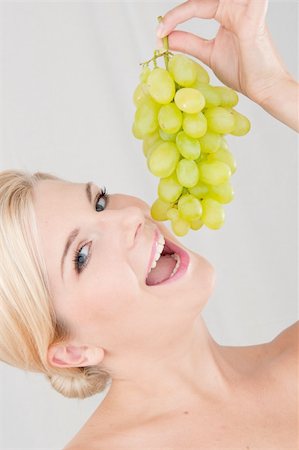simsearch:400-04564926,k - young pretty woman with white grapes Photographie de stock - Aubaine LD & Abonnement, Code: 400-05319597