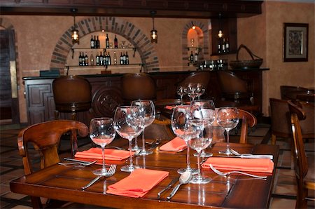 une table dans un restaurant de la vieil Photographie de stock - Aubaine LD & Abonnement, Code: 400-05310107