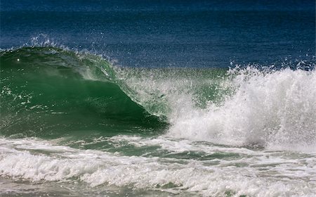 Ocean wave with splash of water in clear day Foto de stock - Super Valor sin royalties y Suscripción, Código: 400-05310559